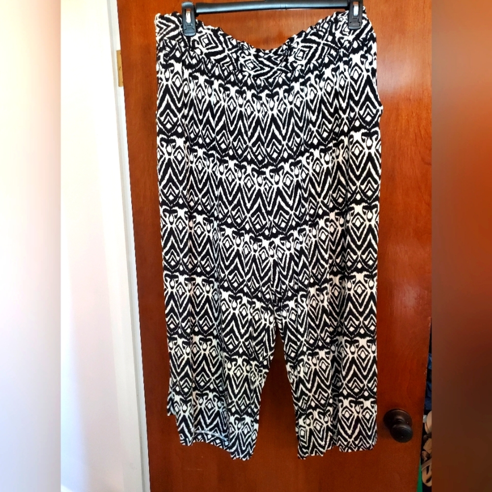 EC 3X Black/White Patterned Flowy Cropped Pants
